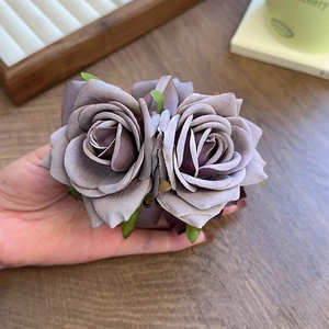 Détail d'une pince à cheveux rose 3D en tissu violet poudré pour une coiffure élégante