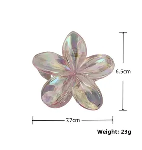 Detailansicht der holografischen Frangipani-Haarklammer mit Abmessungen 7,7cm mal 6,5cm