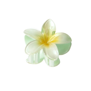 Vue détaillée d'une pince à cheveux fleur de frangipanier nacrée vert clair et jaune