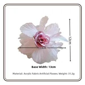 Vue détaillée de la taille de la pince à cheveux fleur rose en tulle de 13 cm et acrylique