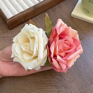 Détail des grandes pinces à cheveux rose élégantes en blanc crème et rose corail