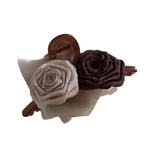 Brown resin shark hair claw clip featuring stylish white and dark coffee fabric roses