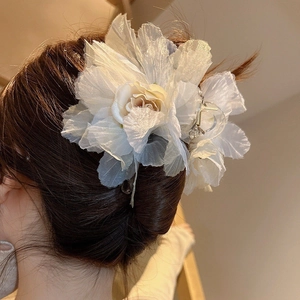 Grande pince à cheveux fleurie ivoire élégante portée sur modèle pour coiffure chignon