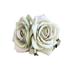 Pince à cheveux rose blanche élégante avec pétales en tissu et détails de feuilles vertes