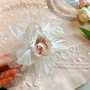 Pince à cheveux grande fleur avec pétales de soie blancs et centre rose délicat
