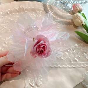 Détail de la pince à cheveux rose en organza avec couches de pétales de fleurs douces