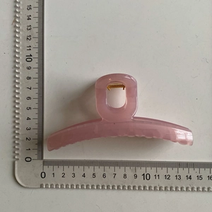 Dettaglio molletta per capelli rosa da 11 cm in resina con molla in metallo dorato