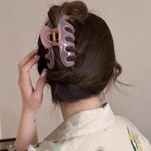 Pinza per capelli rosa opaco traslucido per acconciature su capelli castani