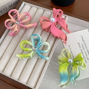 Vierer-Set Schmetterlings-Haarklammern mit Farbverlauf und Perlen auf Samttablett
