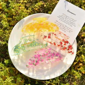Vierteiliges Set Haarklammern aus Acryl mit sommerlichen Fruchtmotiven in bunten Farben