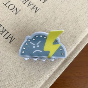 Détail de la pince à cheveux nuage bleu avec expression en colère et strass en éclair