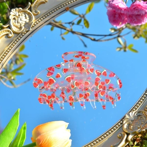 Detail der transparenten Acryl-Haarklammer mit Melonen-Druck und starker Metallfeder