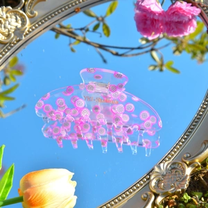 Detailansicht der pinkfarbenen Drachenfrucht-Haarklammer mit goldenem YHJ-Handmade-Logo