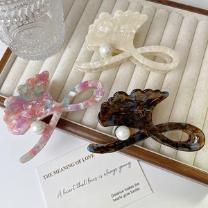 Elegant ginkgo leaf hair claws with pearl accent in acetate marble finishes