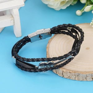 Bracciale multistrato in pelle nera intrecciata con ciondolo a chitarra argento e fibbia