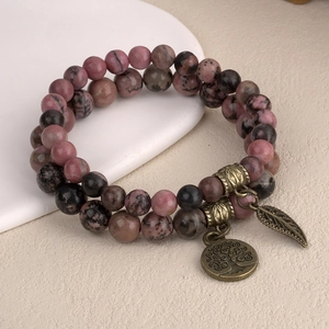 Détail du bracelet double couche en rhodonite avec breloques arbre de vie et feuille