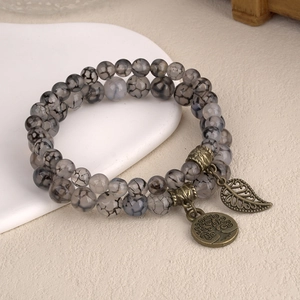 Détail du bracelet vintage en agate veine de dragon avec pendentifs Arbre de Vie et feuille