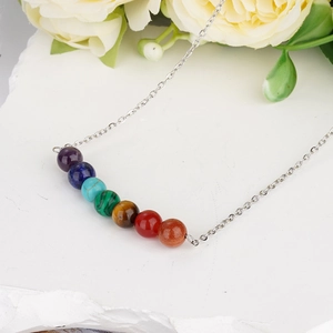 Collier élégant en pierres naturelles sept chakras avec chaîne en acier argenté