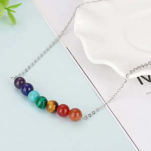 Collier avec pendentif sept chakras en pierres naturelles et chaîne en acier inoxydable argenté