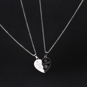 Detailansicht der Best Friends Herzanhänger in Schwarz und Weiß mit Emaille-Oberfläche