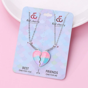 Detail der bunten magnetischen Best Friends Herzketten mit Emaille-Verlauf auf Karte