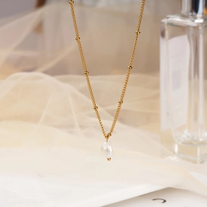 Elegante 18K vergoldete Halskette mit einem natürlichen weißen Barockperlen-Anhänger