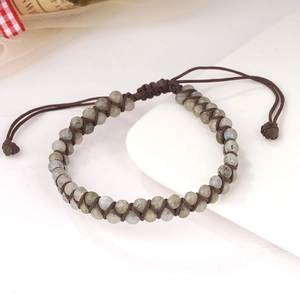Dettaglio ravvicinato del bracciale intrecciato a due file di labradorite su base di pietra