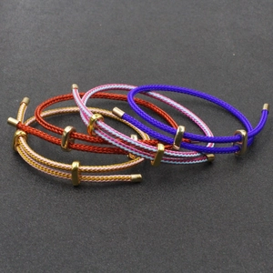 Détail de bracelets en corde tressée réglables avec boucles en métal doré en plusieurs couleurs