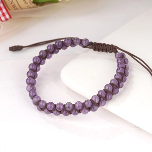 Dettaglio del bracciale a doppia fila di ametista con cordino intrecciato regolabile
