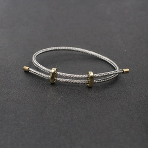 Bracelet réglable en fil d'acier argenté avec boucles et embouts dorés brillants