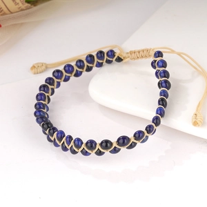 Dettaglio del bracciale di perle di ametista intrecciato a mano con cordino regolabile