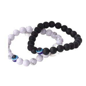 Ensemble de deux bracelets en perles de pierre naturelle mate avec charmes mauvais œil