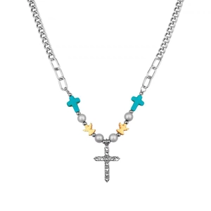 Dettaglio della collana in acciaio al titanio con croci blu e ciondoli a forma di angelo