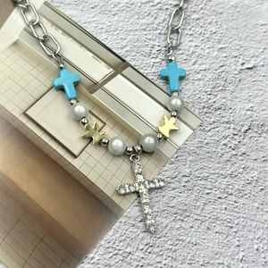 Collana a doppio strato in acciaio al titanio con pendenti a croce, perle e cristalli