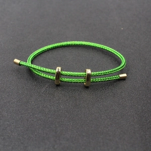 Bracelet ajustable en corde tressée verte avec boucles en métal doré poli et fermoir coulissant