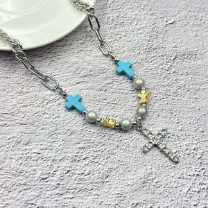 Collana a doppio strato in acciaio al titanio con croci blu, perle e pendente a croce strass