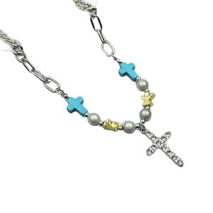 Collana a doppio strato in titanio con croci blu, perle grigie e pendente a croce
