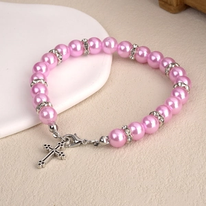 Bracelet en perles roses avec entretoises en strass et pendentif en forme de croix
