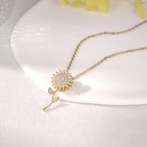 Elegante collana con ciondolo a girasole dorato con zirconi micro-pave e fiori rotanti