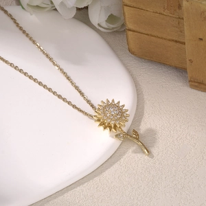 Collana rotante a girasole in oro 18K con micro-intarsi di zirconi scintillanti