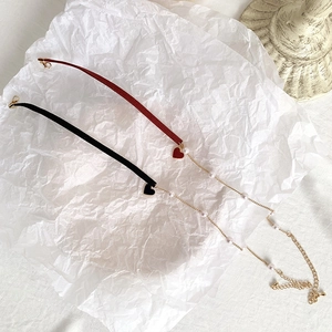 Elegant heart pendant choker necklace with pearls in red and black velvet styles