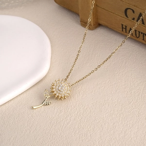 Collana con ciondolo a girasole rotante dorato con micro-pave di zirconi su catena fine