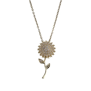 Elegante collana a girasole dorata con micro-pavé di zirconi su sfondo bianco neutro