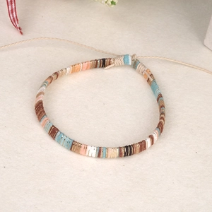 Boho-Webarmband verstellbar mit bunten Samtscheiben und goldenen Seidenfäden für Damen
