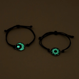Leuchtende geflochtene Armbänder für Paare mit glühenden Sonnen- und Mondanhängern im Dunkeln