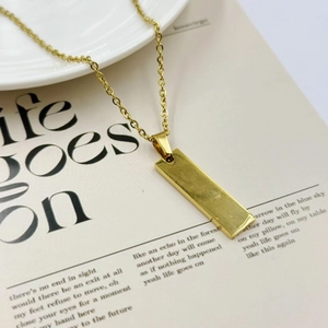 Collar minimalista de acero inoxidable dorado con colgante rectangular y cadena en O