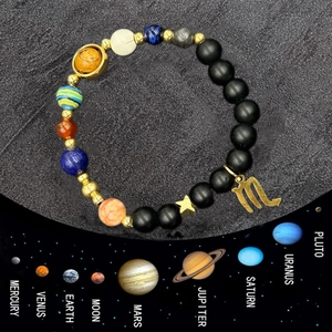 Vista dettagliata del bracciale sistema solare con ciondolo Scorpione e pietre naturali