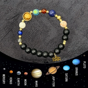 Bracciale sistema solare con pietre naturali e ciondolo zodiaco Acquario dettaglio