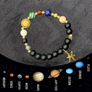 Dettaglio del bracciale sistema solare in pietre naturali e ciondolo dei Pesci