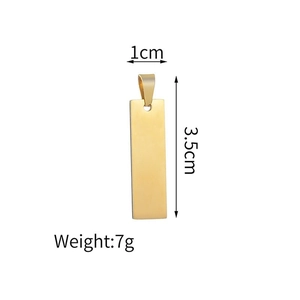Dimensiones del colgante de placa dorada de acero inoxidable con 1cm de ancho y 3,5cm de alto